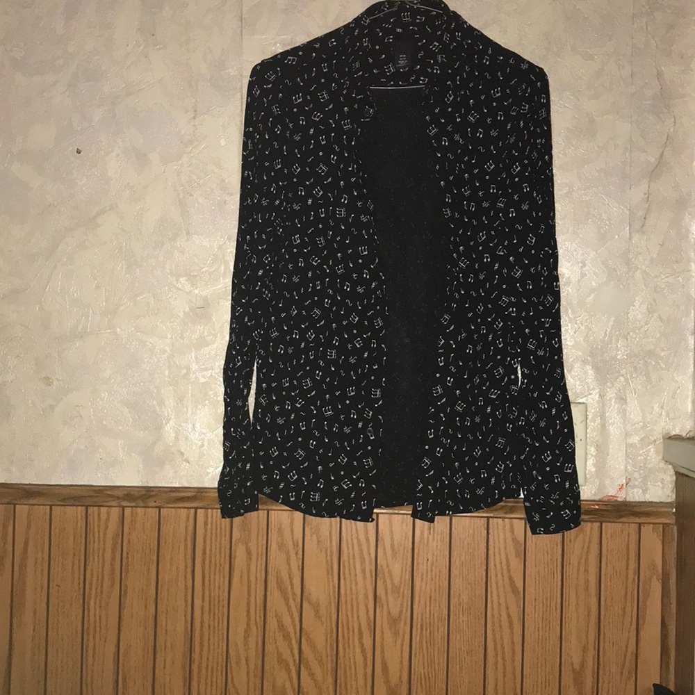 4/$10🌻🌻Long sleeve black & white H & M shirt